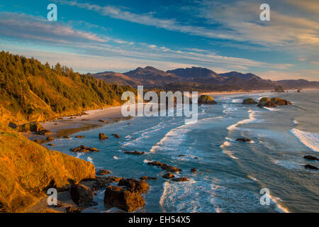 Coucher de soleil sur la côte près de Cannon Beach, Oregon, USA Banque D'Images