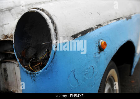 Détail de l'absence d'un projecteur junk voiture abandonnée Banque D'Images