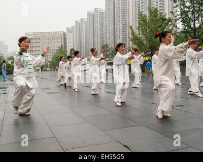 Des personnes non identifiées, pratiquer le tai chi sur la rue de Chengdu, Chine Banque D'Images