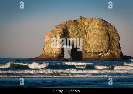 Le lever du soleil sur l'un des deux rochers, Seastacks près de Rockaway, New York, USA Banque D'Images