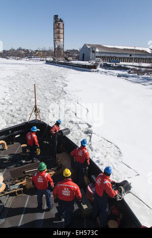 Hudson, New York, USA. 6Th Mar, 2015. Les membres de l'équipage de l'United States Coast Guard Cutter Sturgeon Bay se préparent à quai à un quai. Le Sturgeon Bay était briser la glace dans le chenal de navigation dans la rivière Hudson. Crédit : Tom Bushey/ZUMA/Alamy Fil Live News Banque D'Images