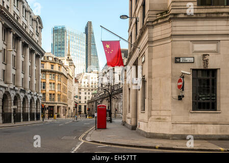 La Banque de Chine vole le drapeau chinois à l'extérieur de sa succursale de Londres de la banque derrière lequel est le gratte-ciel Cheesegrater Banque D'Images