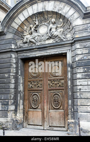 Portes de l'Hôtel Amelot de Bisseuil à Paris, par l'architecte Pierre Cottard. Bas-relief au-dessus de la porte par Thomas Regnaudin. Banque D'Images