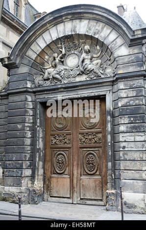 Portes de l'Hôtel Amelot de Bisseuil, Paris, par l'architecte Pierre Cottard. Bas-relief au-dessus de la porte par Thomas Regnaudin. Banque D'Images