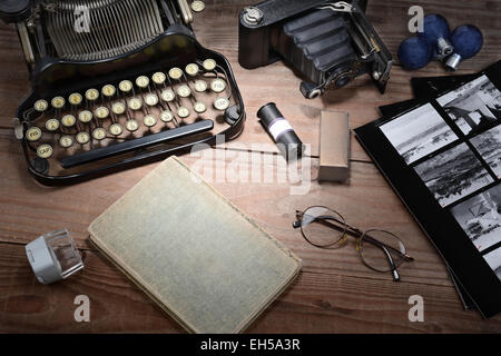 Libre de la photographie rétro still life with typewriter, folding, loupe, film en rouleau, flash xénon, contactez imprime et boo Banque D'Images