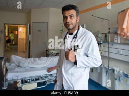 (Dossier) - Une archive photo datée du 25 juin 2013 illustre médecin palestinien Haythem Masry de la Klinikum à Francfort (Oder). Il y a 3 fois plus de médecins étrangers travaillant dans le Brandebourg comme il y a 10 ans. Photo : Patrick Pleul/dpa Banque D'Images