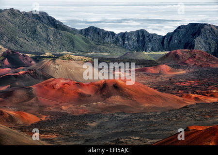 Sentier des sables bitumineux de glissement sur l'île de Maui Hawaii descend sur la vallée de Haleakala National Park. Banque D'Images