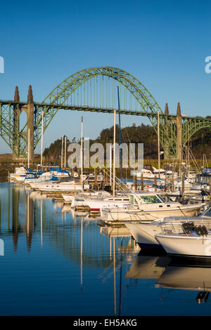 Dans l'aube avec Newport Harbor Yaquina Bay Bridge au-delà, de Newport, Oregon, USA Banque D'Images