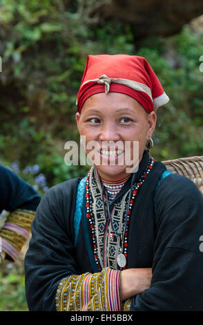 Une colline-tribu girl du Dao rouge culture dans Ta Phin village près de Sapa, Vietnam, Asie. Banque D'Images