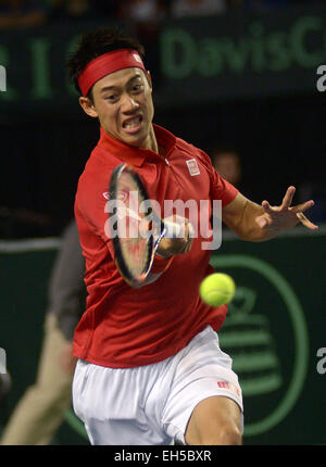 Vancouver, Canada. 6Th Mar, 2015. Kei Nishikori du Japon renvoie une balle contre Vasek Pospisil du Canada lors de leur match au tournoi de tennis de la Coupe Davis à Vancouver, Canada, 6 mars 2015. Nishikori a gagné 3-0. Crédit : Sergei Bachlakov/Xinhua/Alamy Live News Banque D'Images