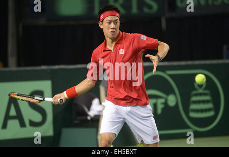 Vancouver, Canada. 6Th Mar, 2015. Kei Nishikori du Japon renvoie une balle contre Vasek Pospisil du Canada lors de leur match au tournoi de tennis de la Coupe Davis à Vancouver, Canada, 6 mars 2015. Nishikori a gagné 3-0. Crédit : Sergei Bachlakov/Xinhua/Alamy Live News Banque D'Images