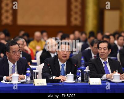 Beijing, Chine. 7 mars, 2015. Tam Yiu-chung, un membre du 12e Comité National de la Conférence consultative politique du peuple chinois (CCPPC), prend la parole au cours d'un débat de la troisième session de la 12e Comité National de la CCPPC Régions administratives spéciales de Hong Kong et Macao à Beijing, capitale de Chine, le 7 mars 2015. © Rao Aimin/Xinhua/Alamy Live News Banque D'Images