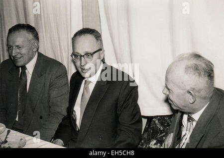 L'Allemagne. 28 Février, 2015. CIRCA 1950 : Groupe d'hommes en costumes à la table © Igor Golovniov/ZUMA/Alamy Fil Live News Banque D'Images