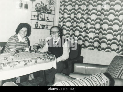 L'Allemagne. 28 Février, 2015. CIRCA 1960 : près d'une table basse, assis sur le canapé dans le salon © Igor Golovniov/ZUMA/Alamy Fil Live News Banque D'Images