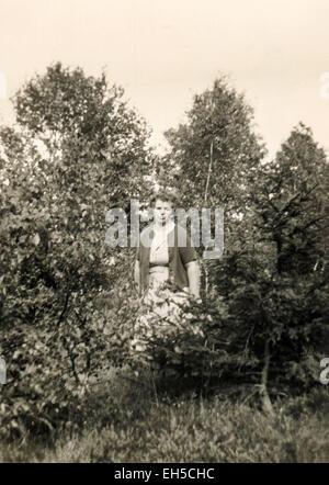 L'Allemagne. 28 Février, 2015. CIRCA 1963 : Woman posing parmi les petits arbres © Igor Golovniov/ZUMA/Alamy Fil Live News Banque D'Images