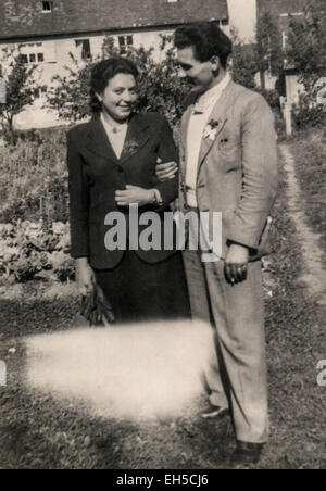 L'Allemagne. 28 Février, 2015. CIRCA 1950 : l'homme et la femme dans les complets présentant dans le contexte d'une maison privée © Igor Golovniov/ZUMA/Alamy Fil Live News Banque D'Images