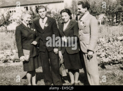 L'Allemagne. 28 Février, 2015. CIRCA 1950 : deux hommes et deux femmes en costumes posant dans le contexte d'une maison privée © Igor Golovniov/ZUMA/Alamy Fil Live News Banque D'Images