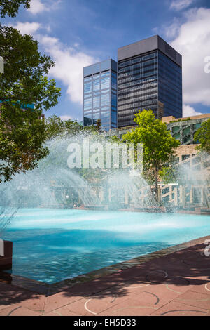 La fontaine décorative et la piscine à l'Hôtel de Ville d'Edmonton, Alberta, Canada. Banque D'Images