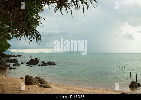 L'approche de pluie tropicale sur la mer - Rabbit Island (île de Tonsay), Kep, au Cambodge. Banque D'Images