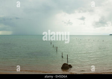 L'approche de pluie tropicale sur la mer - Rabbit Island (île de Tonsay), Kep, au Cambodge. Banque D'Images