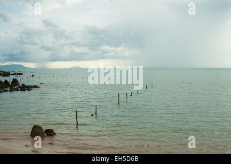 L'approche de pluie tropicale sur la mer - Rabbit Island (île de Tonsay), Kep, au Cambodge. Banque D'Images