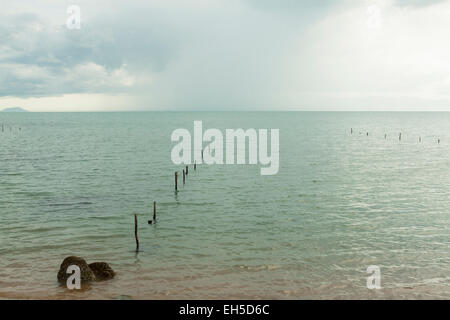 L'approche de pluie tropicale sur la mer - Rabbit Island (île de Tonsay), Kep, au Cambodge. Banque D'Images