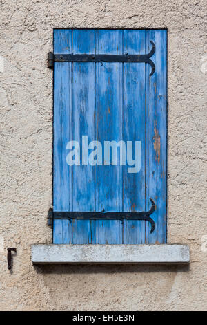Façade de maison aux volets bleus en France. Shot verticale Banque D'Images