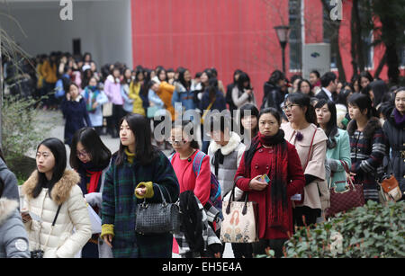 Nanjing, Jiangsu Province de la Chine. 7 mars, 2015. Recherche d'emploi queue pour entrer dans un salon de l'emploi tenue spécialement pour les diplômés de sexe féminin à Nanjing, capitale de la province de Jiangsu, Chine orientale, le 7 mars 2015. © Wang Xin/Xinhua/Alamy Live News Banque D'Images