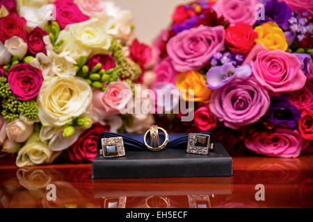 Mariée et le marié de bagues, boutons de manchette, bouquet de mariée et d'une marraine de mariage Banque D'Images