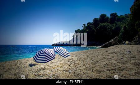 Deux parasols sur la plage. Deux parasols sur une belle plage sauvage en Grèce Banque D'Images