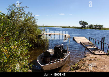 Un safari en bateau sur les rives de la rivière Chobe Banque D'Images
