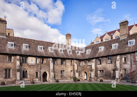 La vieille cour, Corpus Christi College, Cambridge, datant du 1350. L'ancien Laboratoire Cavendish est visible derrière. Banque D'Images