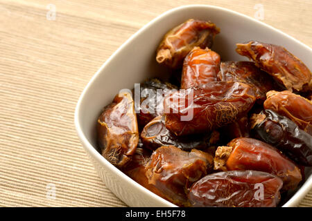 Une photo d'un tas de dates dans un bol Banque D'Images