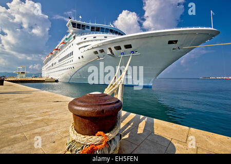 Bateau de croisière sur un quai à Zadar, Dalmatie, Croatie Banque D'Images