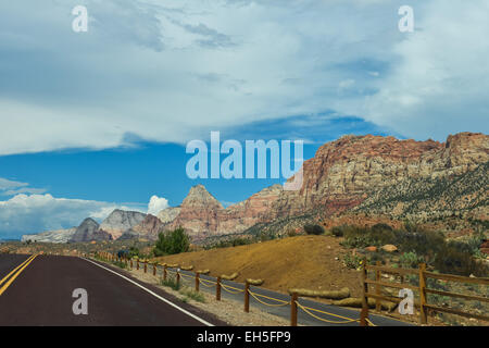 Scenic Route à travers le parc national Zion.Utah Banque D'Images