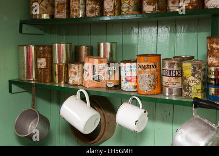 L'antarctique, Port Lockroy base britannique museum, étagère de cuisine contenant de la nourriture en 1950 Banque D'Images