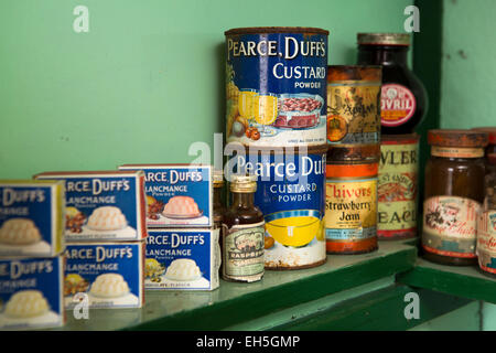 L'antarctique, Port Lockroy base britannique museum, étagère de cuisine contenant de la nourriture en 1950 Banque D'Images