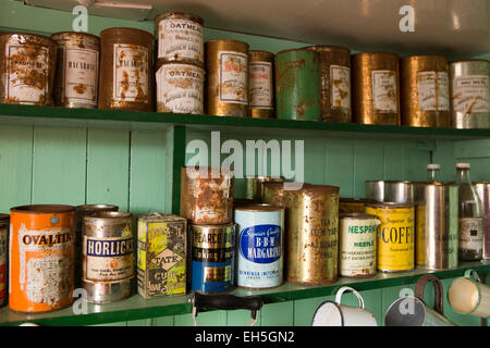 L'antarctique, Port Lockroy base britannique museum, cuisine, étagère contenant de la nourriture en 1950 Banque D'Images