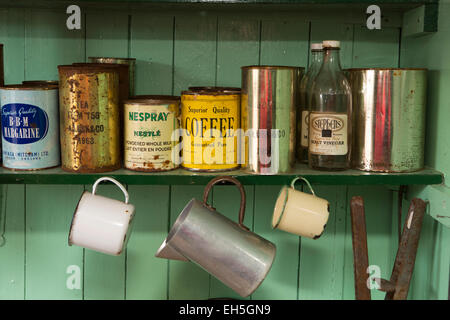 L'antarctique, Port Lockroy base britannique museum, cuisine, étagère contenant 1950 boissons séchés Banque D'Images