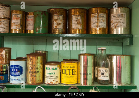 L'antarctique, Port Lockroy base britannique museum, cuisine, étagère contenant 1950 boissons séchés Banque D'Images