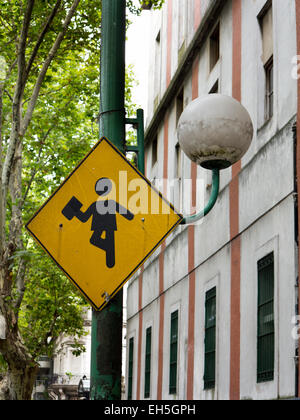 L'ARGENTINE, Buenos Aires, Almagro, Hipolito Yrigoyen, école warning sign on lamp post Banque D'Images