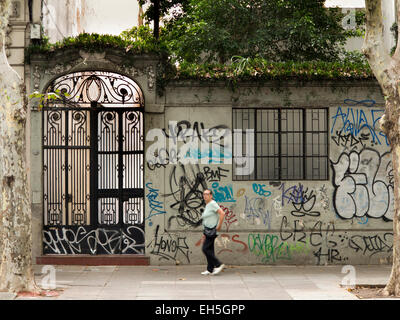 L'ARGENTINE, Buenos Aires, Almagro, Hipolito Yrigoyen, grafiiti sur mur avec portail en fer forgé orné Banque D'Images