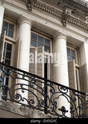 L'ARGENTINE, Buenos Aires, Almagro, Avenida Rivadiva, volets aux fenêtres et des piliers de l'élégante chambre balcon Banque D'Images