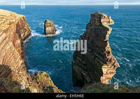 Les piles de la mer au large de Duncansby Head, près de John O'Groats, Caithness, Ecosse, Royaume-Uni Banque D'Images