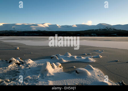 Les montagnes de Cairngorm sur la glace d'un Loch Morlich, près d'Aviemore, région des Highlands, Ecosse, Royaume-Uni Banque D'Images