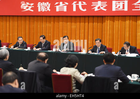 (150307) -- BEIJING, 7 mars 2015 (Xinhua) -- retour Liu Yunshan (C), membre du Comité permanent du Bureau politique du Parti communiste chinois (PCC) et secrétaire du Comité central du Secrétariat du Comité central du PCC, se joint à un groupe de discussion des députés de la 12e Assemblée populaire nationale (APN) de la Chine de l'est la province de l'Anhui, à Beijing, capitale de Chine, le 7 mars 2015. (Xinhua/Xie Huanchi) (yxb) Banque D'Images