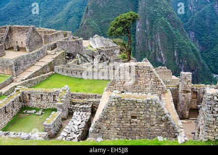 Voir d'anciens bâtiments en ruines à Machu Picchu, Pérou Banque D'Images