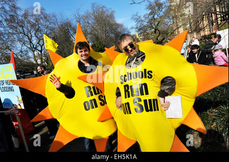 Londres, Royaume-Uni. 7 mars, 2015. Ted et Stanley des Amis de la Terre dans les rues de Londres avec une claire demande que les politiciens qui se présentent aux élections doit agir sur les changements climatiques. Credit : Gordon 1928/Alamy Live News Banque D'Images