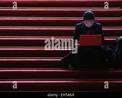 Beijing, Chine. 3e Mar, 2015. Une femme journaliste travaille dans le Grand Hall du Peuple, lors de l'ouverture du meeing de la troisième session de la 12e Comité National de la Conférence consultative politique du peuple chinois (CCPPC) à Beijing, capitale de Chine, le 3 mars 2015. La Journée internationale de la femme tombe le 8 mars, lors des sessions de l'Assemblée populaire nationale (APN) et de la Conférence consultative politique du peuple chinois (CCPPC). © Xing Guangli/Xinhua/Alamy Live News Banque D'Images