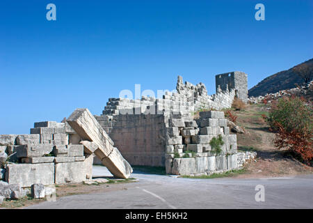 Ruines de l'Arcadia Gate à travers le mur de l'ancienne Messini, par lequel la route vers le nord tourne encore aujourd'hui Banque D'Images